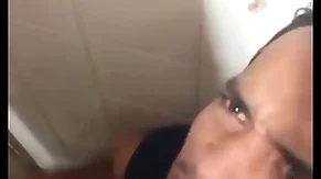 Saindo para o trabalho passei do no banheiro da estação da luz em são paulo e fodi com nove machos - full white-hot