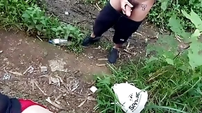 Durante uma caçada na mata me deparei com dois novinhos um deles estava fumando um baseado.  vídeo completo com direito a duas gozadas disponível no overheated  e subscrição.
