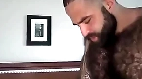 Peludão tatuado comendo urso passivo