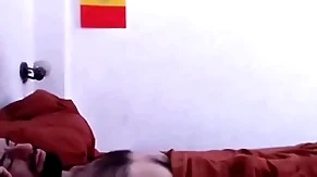 Despertando a mi macho peludo hairbrush una linda mamada, aprovechando su erección matutina.